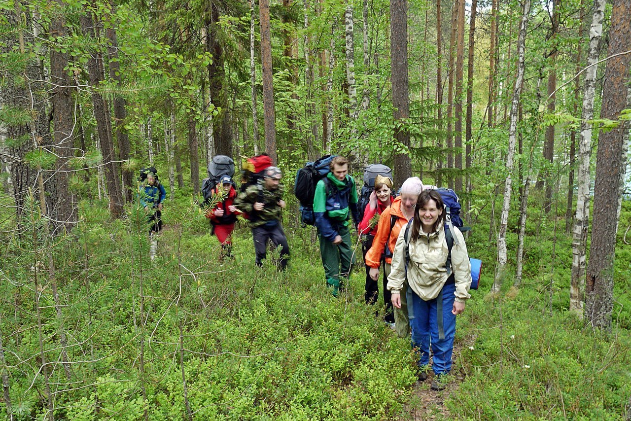 Группа туристов за первый день девятидневного похода. Туристы в лесу. Пешеходный туризм. Поход в лес. Туристический поход в лес.
